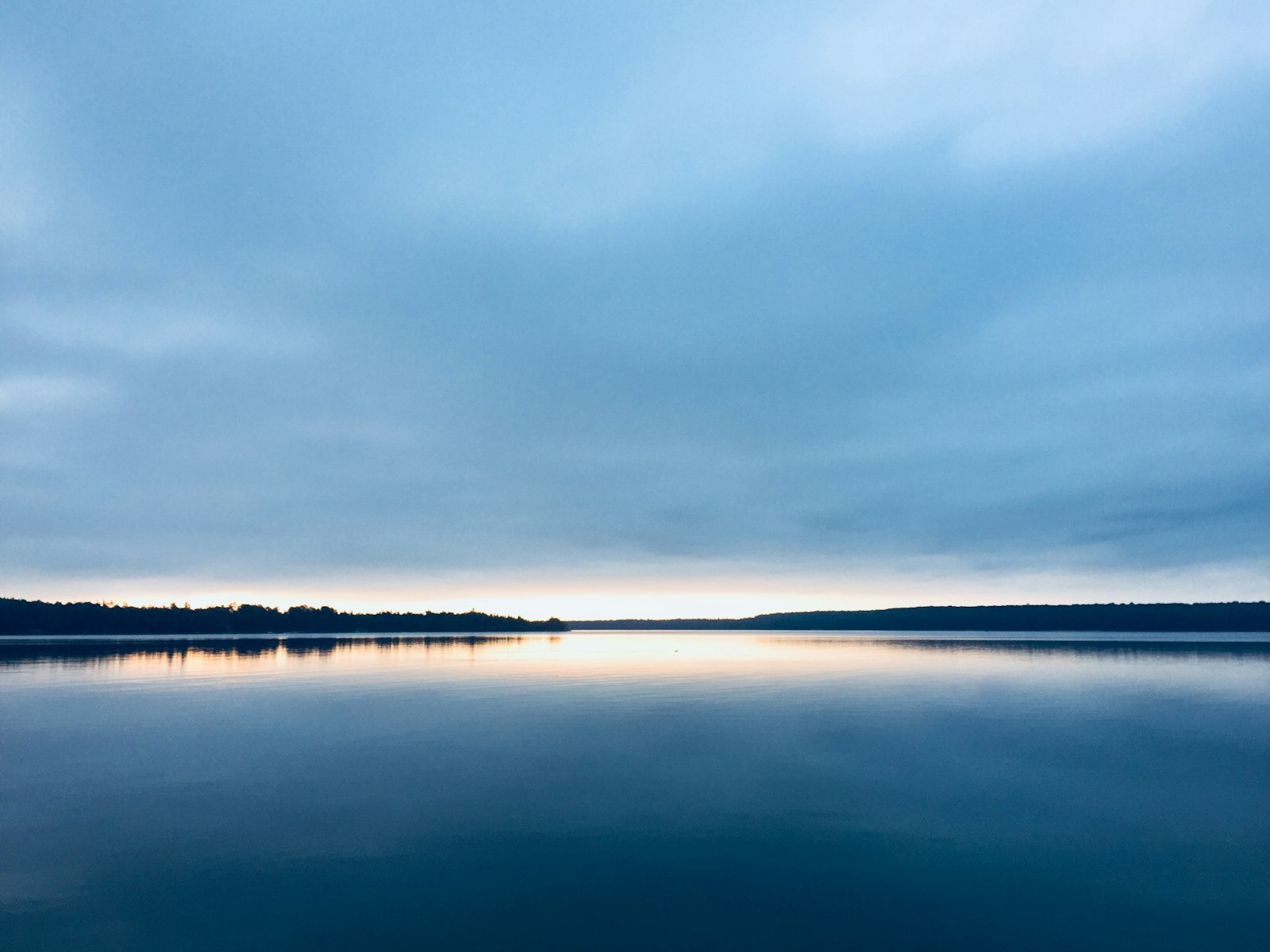 Lac paisible — la paix au cœur du tumulte